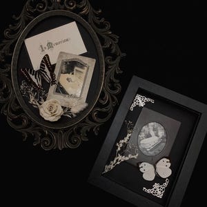 Ancienne carte commémorative de bébé / funérailles d'un papillon en deuil avec une bizarrerie de planchette Ouija