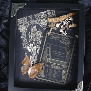 Ancienne carte commémorative de deuil funéraire victorienne avec bizarrerie papillon crucifix
