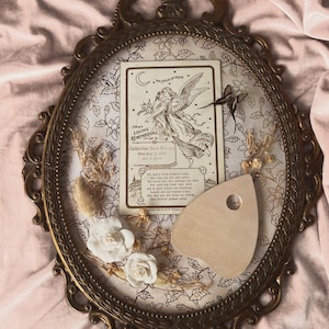Ancienne carte commémorative de bébé / funérailles d'un papillon en deuil avec une bizarrerie de planchette Ouija