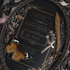 Antica cartolina commemorativa di lutto funebre vittoriana con farfalla strana