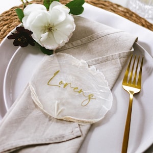 Personalisierte Platzkarte Perlmuttscheibe - besonderes Namensschild für Gäste auf Hochzeit, Geburtstag, Feier