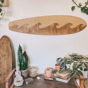 Tabla de surf de madera artesanal para colgar en la pared con olas grabadas en madera. ¡Añade un toque costero a tu decoración! Un regalo bohemio hecho a mano.