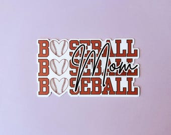 Op de afbeelding: Drie rode en witte baseball stickers met een wit hart met een baseball afbeelding. Het woord "Mam" is in zwarte cursieve letters over de middelste sticker geschreven.