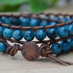 Cool wrap bracelet with petrol blue gemstone beads, granite, 8 mm thick, with a button closure, native knot.