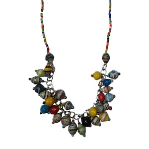 Collana con ciondolo in carta riciclata, collana in carta riciclata, gioielli in carta riciclata, collana con perline di carta ugandese, gioielli ugandesi
