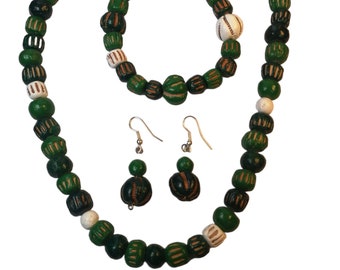 Parure, collier, boucles d'oreilles et bracelet en argile verte et blanche, parure fait main, parure verte, bijoux en perles africaines