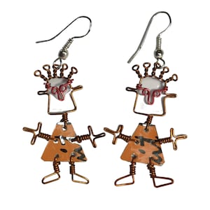 Könnte beinhalten: Ein Paar Ohrringe mit Drahtfiguren mit braunen und orangefarbenen gemusterten Körpern, roten Drahtakzenten und silbernen Haken.