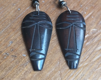 Pendientes hechos a mano con máscara de hueso de vaca keniana, joyería tribal.