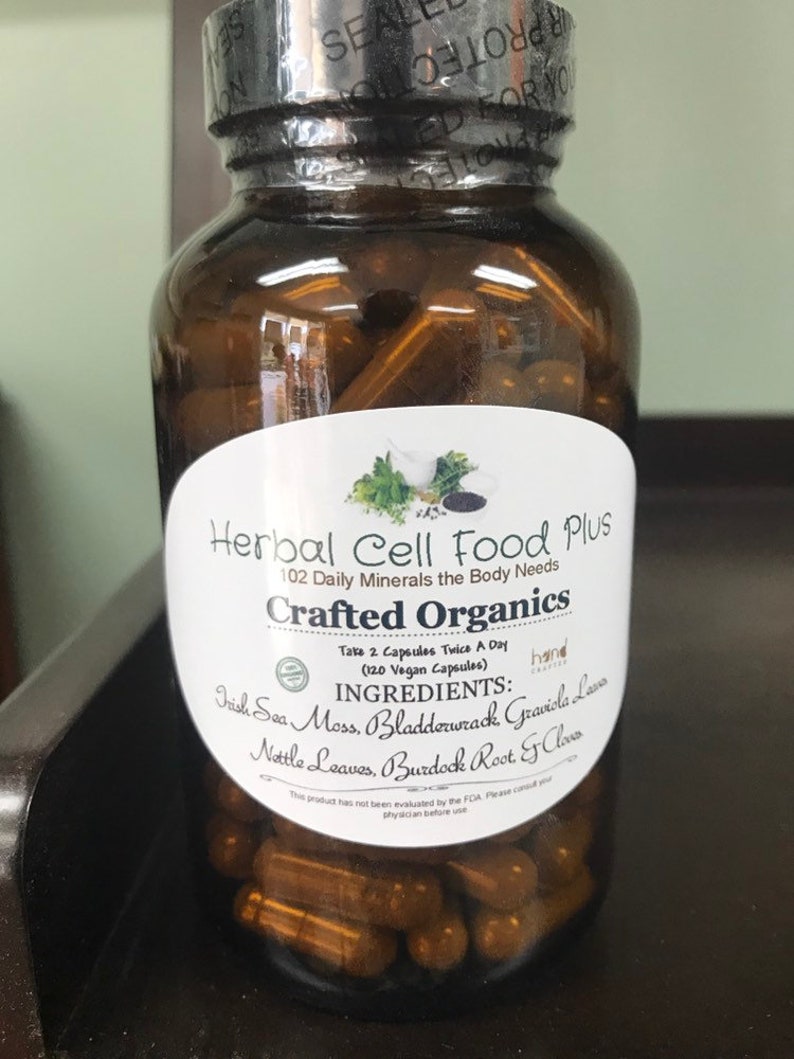 Peut inclure: Un flacon en verre brun rempli de g&eacute;lules, avec une &eacute;tiquette blanche portant l'inscription Herbal Cell Food Plus, 102 Daily Minerals the Body Needs, Crafted Organics, et listant des ingr&eacute;dients comme Irish Sea Moss, Bladderwrack et Burdock Root.