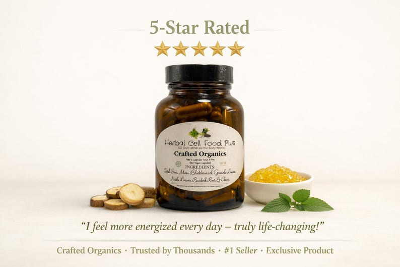 Peut inclure: Un flacon en verre brun rempli de g&eacute;lules sombres, &eacute;tiquet&eacute; Herbal Cell Food Plus par Crafted Organics. L'&eacute;tiquette liste des ingr&eacute;dients comme l'algue irlandaise, le varech et la bardane. &Agrave; c&ocirc;t&eacute; se trouvent des rondelles de bois et un bol de gel jaune.