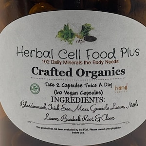 Peut inclure: Un flacon transparent rempli de g&eacute;lules brun fonc&eacute; avec une &eacute;tiquette ovale blanche portant l'inscription Herbal Cell Food Plus, 102 Daily Minerals the Body Needs, Crafted Organics, 60 Vegan Capsules, et listant des ingr&eacute;dients comme le varech et la mousse d'Irlande.