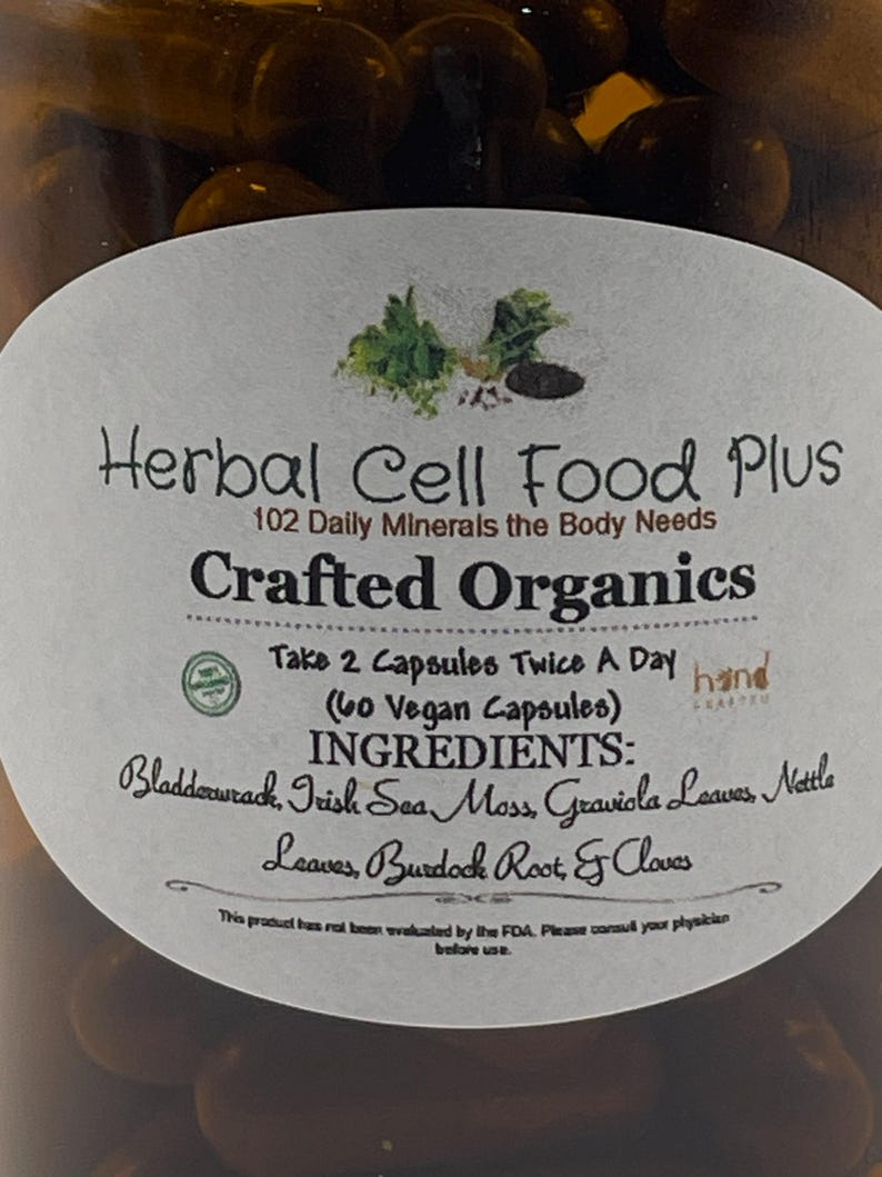 Peut inclure: Un flacon transparent rempli de g&eacute;lules brun fonc&eacute; avec une &eacute;tiquette ovale blanche portant l'inscription Herbal Cell Food Plus, 102 Daily Minerals the Body Needs, Crafted Organics, 60 Vegan Capsules, et listant des ingr&eacute;dients comme le varech et la mousse d'Irlande.