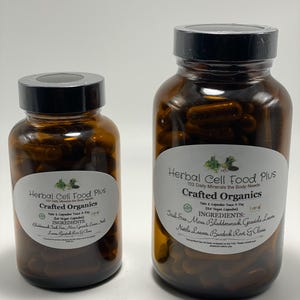 Peut inclure: Deux flacons en verre ambr&eacute; avec des bouchons noirs &agrave; vis contenant des g&eacute;lules sombres. Les &eacute;tiquettes blanches indiquent Herbal Cell Food Plus, Crafted Organics, et listent des ingr&eacute;dients comme Irish Sea Moss, Bladderwrack, Graviola Leaves, Nettle Leaves, Burdock Root et Cloves.