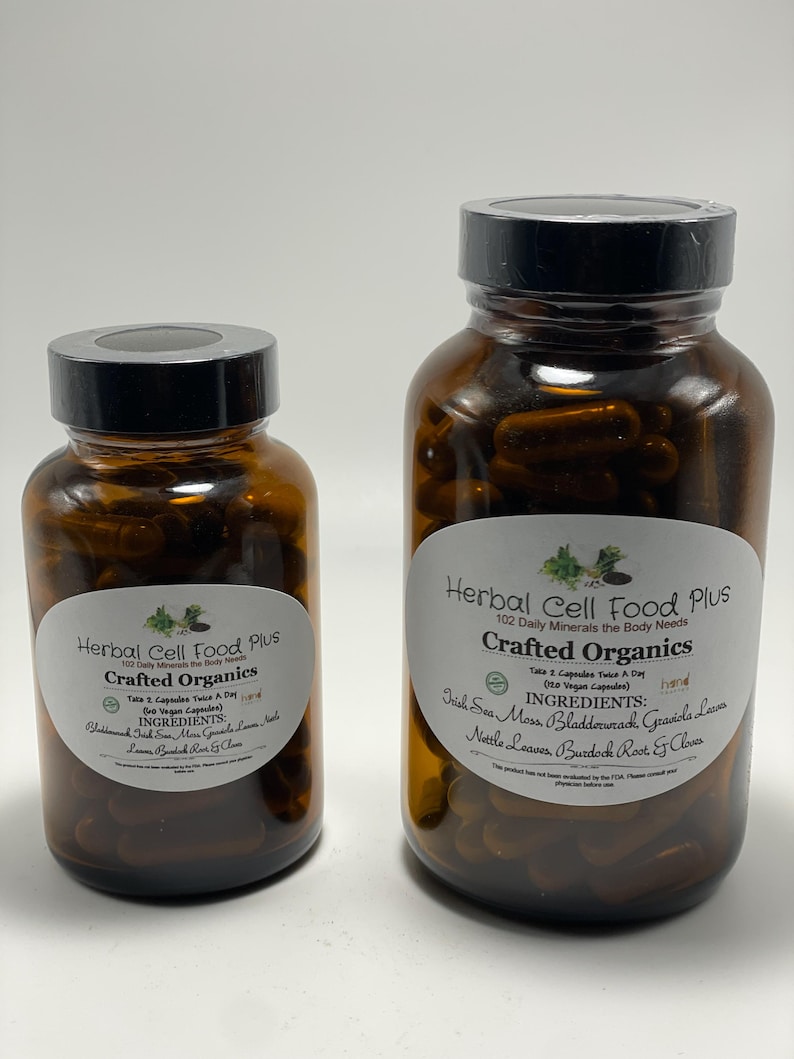 Peut inclure: Deux flacons en verre ambr&eacute; avec des bouchons noirs &agrave; vis contenant des g&eacute;lules sombres. Les &eacute;tiquettes blanches indiquent Herbal Cell Food Plus, Crafted Organics, et listent des ingr&eacute;dients comme Irish Sea Moss, Bladderwrack, Graviola Leaves, Nettle Leaves, Burdock Root et Cloves.