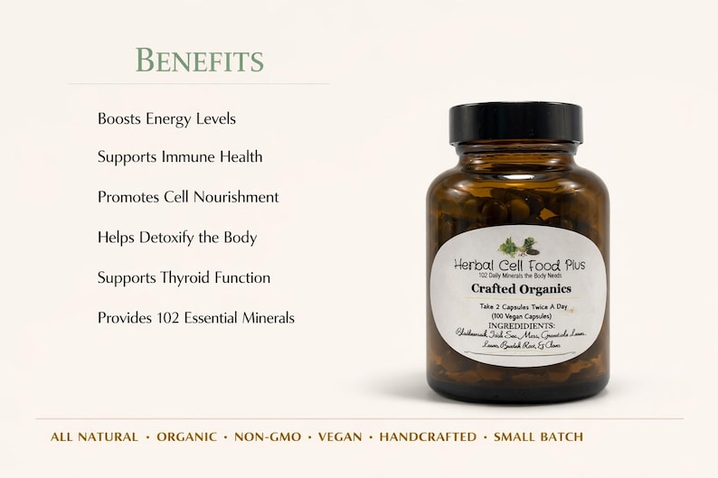 Peut inclure: Un flacon en verre ambr&eacute; avec un bouchon noir contenant des g&eacute;lules Herbal Cell Food Plus. L'&eacute;tiquette indique les ingr&eacute;dients et l'utilisation. Le texte &agrave; gauche liste les bienfaits. Le texte en bas indique All Natural, Organic, Non-GMO, Vegan, Handcrafted, Small Batch.