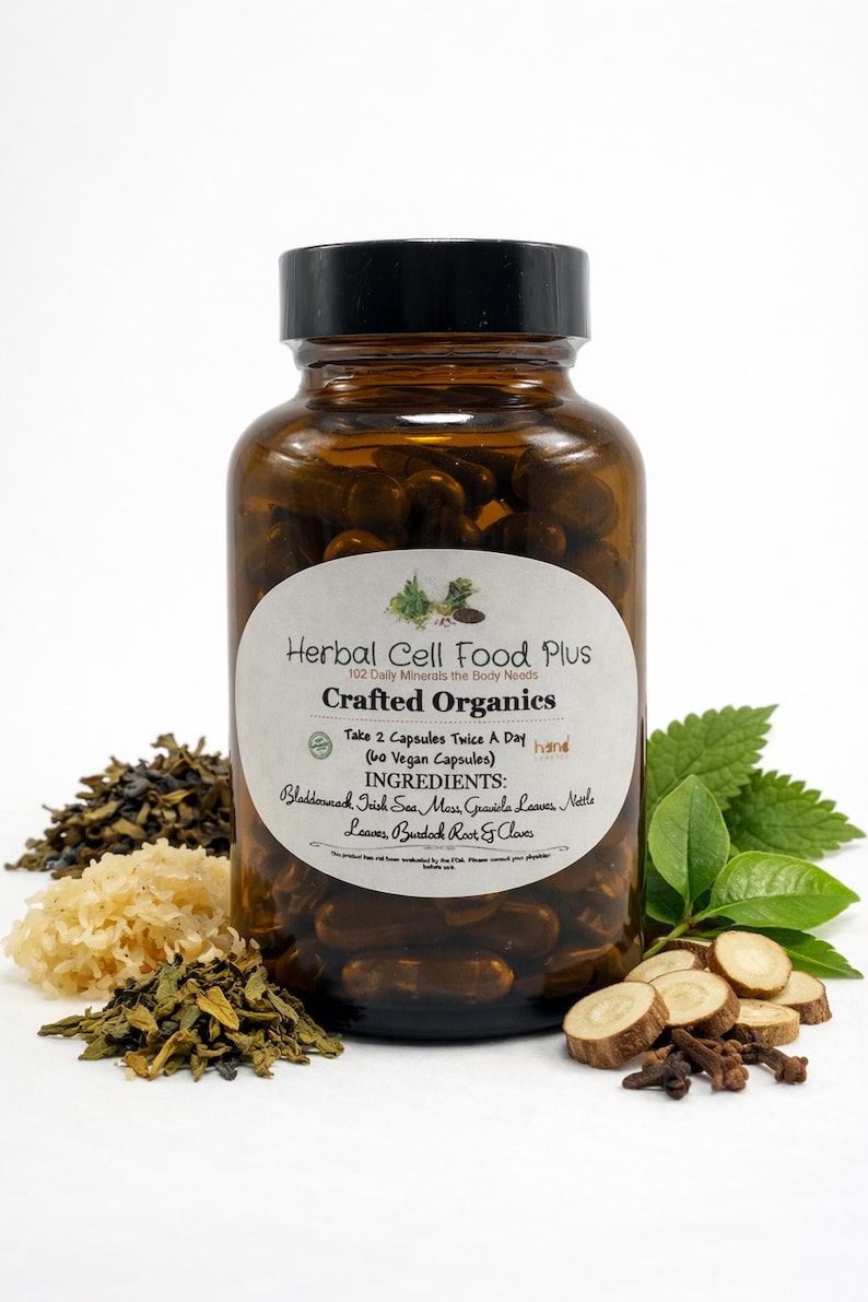 Peut inclure: Un flacon en verre brun avec un bouchon noir contenant des g&eacute;lules sombres. L'&eacute;tiquette indique Herbal Cell Food Plus, Crafted Organics, 60 Vegan Capsules, et liste des ingr&eacute;dients comme le varech, la mousse d'Irlande, le graviola et l'ortie.