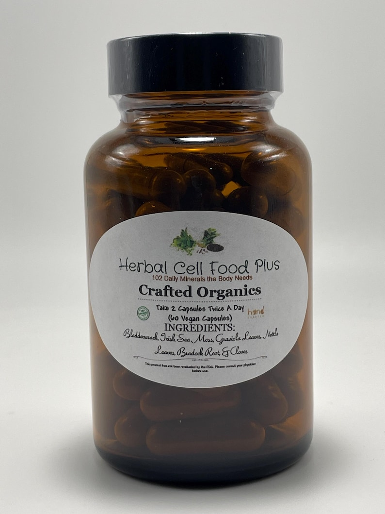Peut inclure: Un flacon en verre ambr&eacute; avec un bouchon noir contenant des g&eacute;lules sombres. L'&eacute;tiquette blanche indique Herbal Cell Food Plus, 102 Daily Minerals the Body Needs, Crafted Organics, Take 2 Capsules Twice A Day, 60 Vegan Capsules et les ingr&eacute;dients.