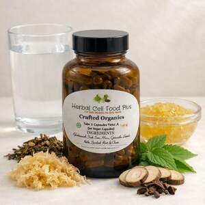 Peut inclure: Un flacon en verre ambr&eacute; avec un couvercle noir contenant des g&eacute;lules sombres, &eacute;tiquet&eacute; Herbal Cell Food Plus Crafted Organics. L'&eacute;tiquette liste des ingr&eacute;dients comme la mousse d'Irlande, la feuille de corossol, l'ortie, la bardane et le clou de girofle. On voit aussi des herbes, de la mousse s&eacute;ch&eacute;e, des racines et un verre d'eau.