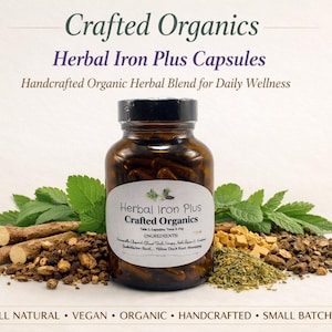 Può includere: Un flacone in vetro marrone di capsule Herbal Iron Plus di Crafted Organics con tappo nero. L'etichetta elenca ingredienti e istruzioni per il dosaggio. Il flacone è circondato da varie erbe essiccate, radici e foglie verdi.