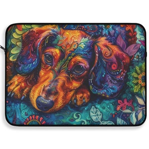 Op de afbeelding: Een kleurrijke laptophuls met een teckel met een bloemenpatroon. De vacht van de hond is een mix van oranje, bruin en rood, en de bloemen zijn een mix van blauw, paars, groen en geel.