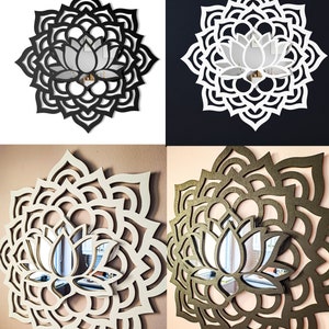 Op de afbeelding: Een decoratieve wandspiegel met een lotusbloem ontwerp. De spiegel is omringd door een mandala-achtig patroon en is verkrijgbaar in zwart, wit en goud.