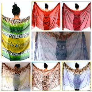 Puede incluir: Un conjunto de diez pañuelos transparentes con varios diseños de estampados de animales y abstractos. Los pañuelos son en tonos de rojo, azul, verde, amarillo, marrón y morado.