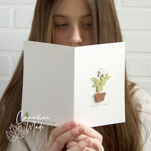 Tu grandis, ma fille ! Carte de voeux cactus pour elle, pour toutes les occasions.  La carte de 4 x 6 pouces est fabriquée à partir de papier aquarelle de 140 livres.