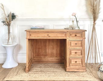 Antik skrivbord i bokträ från början av 1900-talet. Ett parisiskt parfymskrivbord, obehandlat trä med patina, i elegant lantlig stil.