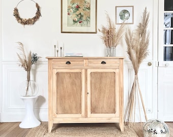 Antikes Pariser Sideboard aus Massivholz. Zwei Türen und zwei Schubladen, naturbelassenes Holz mit Patina, im Landhaus-Chic-Stil