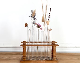 Soliflor vintage en tubos de laboratorio y flores secas: una creación única que fusiona ciencia y poesía.