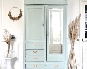 Restaurerad antik garderob från tidigt 1900-tal – Mjuk aquagrön, spegel, mässingslådor, elegant garderob för sovrum, entré, vardagsrum