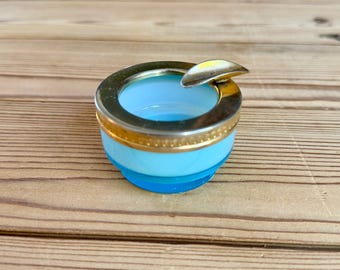 Cenicero vintage de cristal azul y metal dorado, diseño retro chic de los años 60.