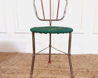 Silla infantil vintage de metal y plástico tejido verde, años 50-60, mueble de camping de mediados de siglo.