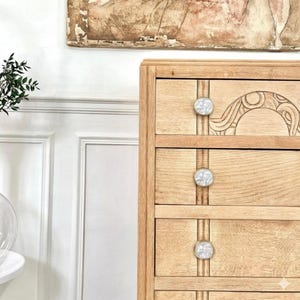 Bouton de meuble rond blanc motif coquillage en laiton – 32 mm – Style vintage chic