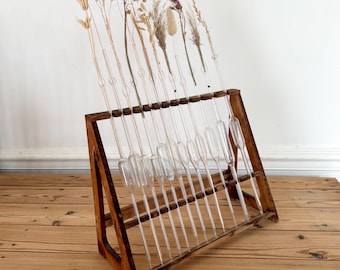 Arreglo floral vintage en pipetas de laboratorio: un arreglo floral único en madera y vidrio.