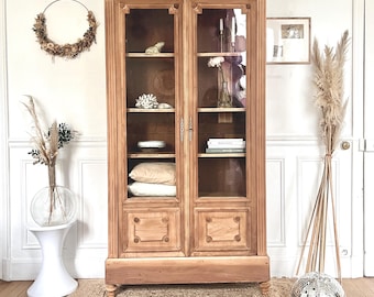 Early 20th-century antique display cabinet in light wood. Glass doors in cast glass, shelves and lower storage, Henri II style