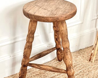 Antieke massief houten kruk – Rustieke charme en tijdloze authenticiteit