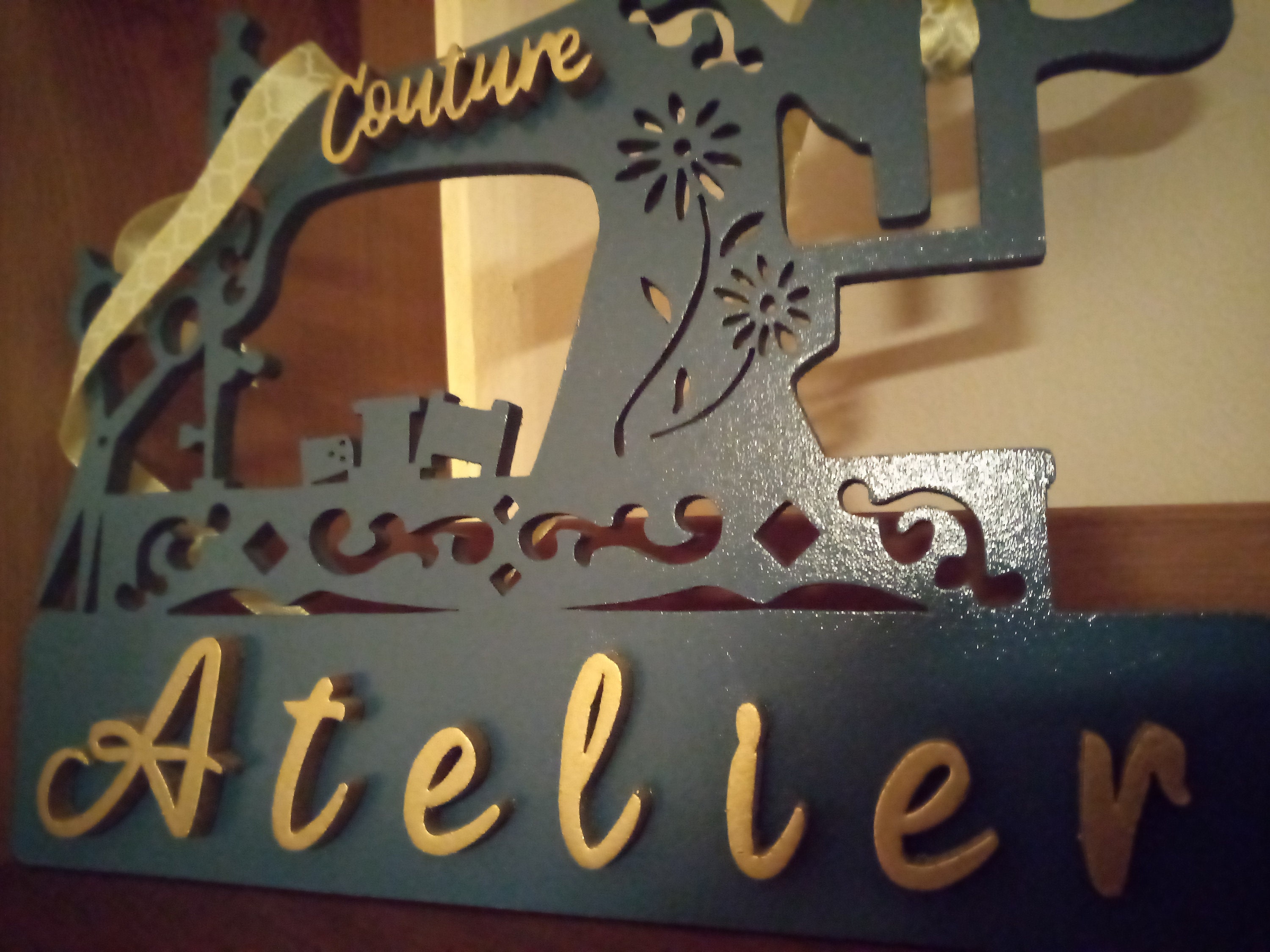 Décoration en Bois Pour Un Atelier de Couture