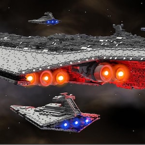 Puede incluir: Una flota de destructores estelares grises con motores de color naranja brillante y luces azules y blancas. Las naves están en el espacio, con un fondo oscuro y estrellas. La imagen representa un tema de ciencia ficción.