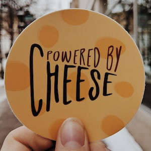 Autocollant en vinyle Powered by Cheese | Sticker Wisconsinite