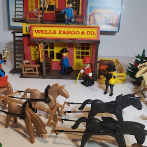 VTG Playmobil Geobra Western Wells Fargo station 3431,  3245 Wild West WF Post carriage , Stage Coach, horses, 1977 Germany.