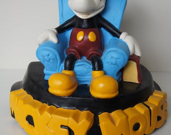 VTG, sällsynt, Musse Pigg med läsfåtöljstaty. Demoner & Merveilles® Keramikfigur Musse Pigg på fåtöljen Disney