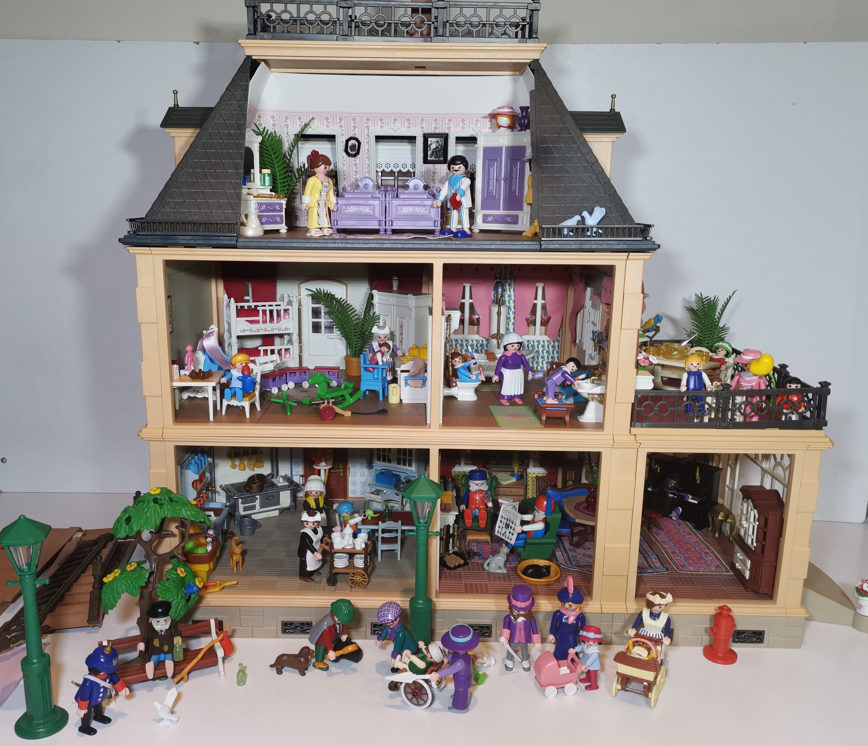 Beautiful Vintage Dollhouse, Playmobil Victorian Mansion 5300 