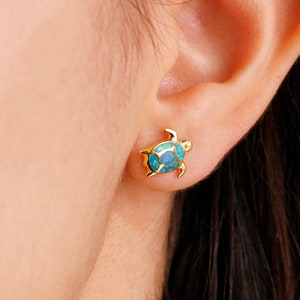 Orecchini a bottone tartaruga in opale blu: gioielli con animali in argento 925 placcato oro