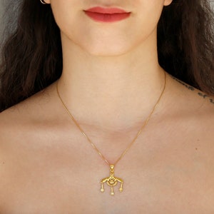 Ciondolo a forma di ape minoica placcato oro: collana Malia in argento sterling