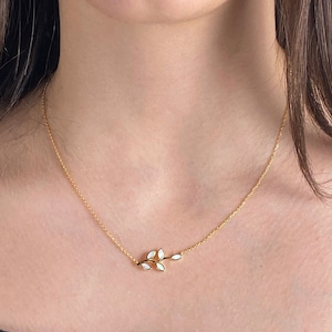 Collar con colgante de rama de olivo chapado en oro: colgante griego de ópalo blanco.