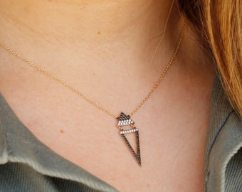Collar triangular de oro de 9 quilates con colgante geométrico de circonita.