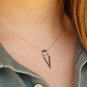 9K Massivgold Dreieck Halskette - Minimalistischer geometrischer Anhänger, Echtgold feiner Schmuck, zierliches modernes Geschenk für Sie