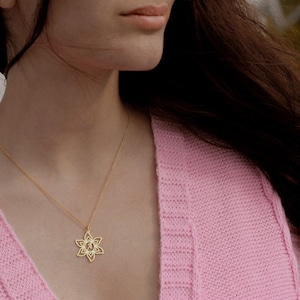 Collar con inicial de oro personalizado: colgante con letra de flor personalizado, delicado dije floral, regalo para ella, dama de honor o cumpleaños.