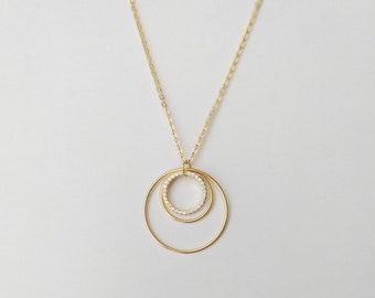 Collar de tres anillos: minimalista y geométrico